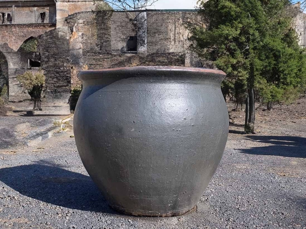 PRAIRIE POT, GRAPHITE, 30"X31"